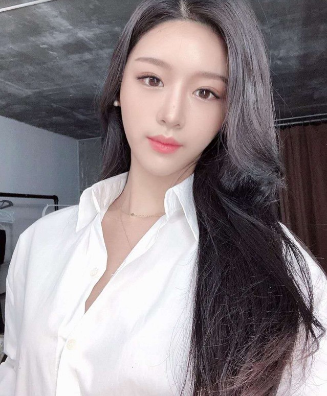 偶遇厦门车展极品女车模床上的样子和展会的样子确实一点都不像